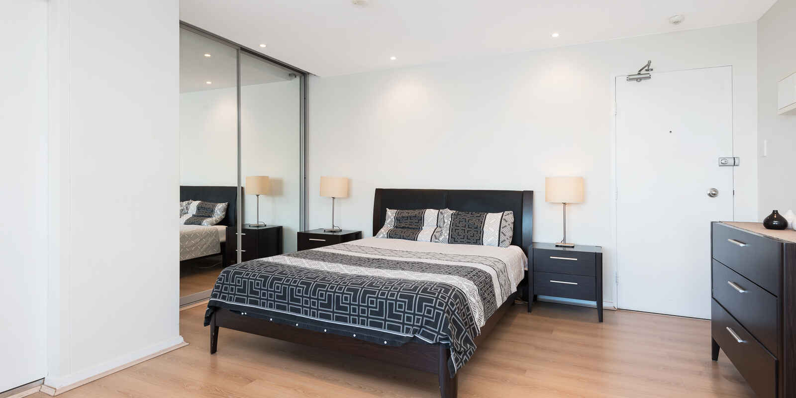 73/2-4  East Crescent Street McMahons Point