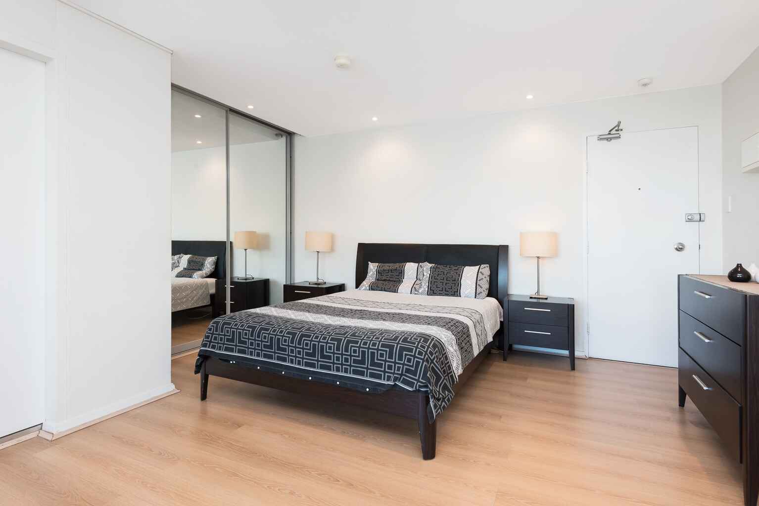 73/2-4  East Crescent Street McMahons Point