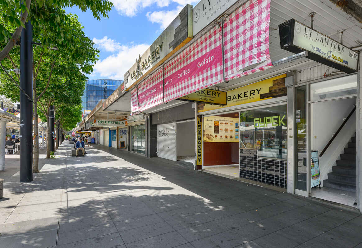 SUPERBLY POSITIONED FREEHOLD