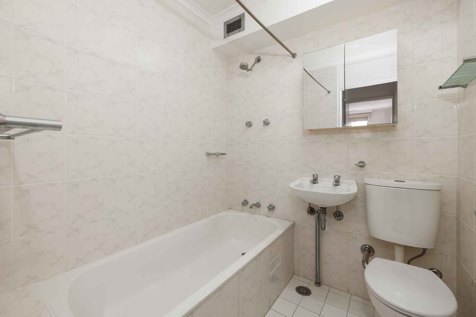 17/2A Henry Lawson Drive McMahons Point 17/2A Henry Lawson Drive McMahons Point