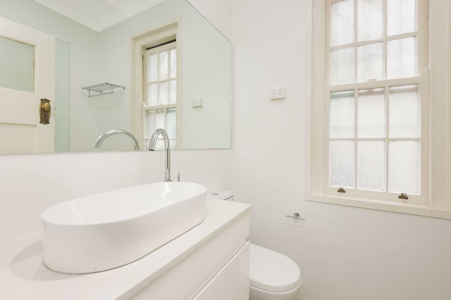 2/16 Whaling Road North Sydney
